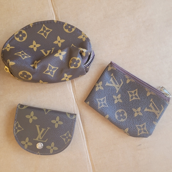 Stylish Monogram Duffel Bag with Accessories - Picture 2 of 3